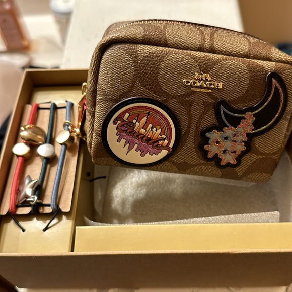 Brand new Coach mini bag. Can be used as a coin purse, or multi purpose carrier - Picture 3 of 7